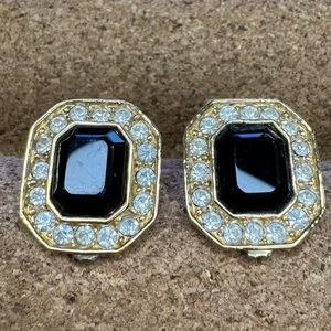 Vintage Roman Gold Tone Rhinestone/Onyx Earrings
Classic and elegant Design